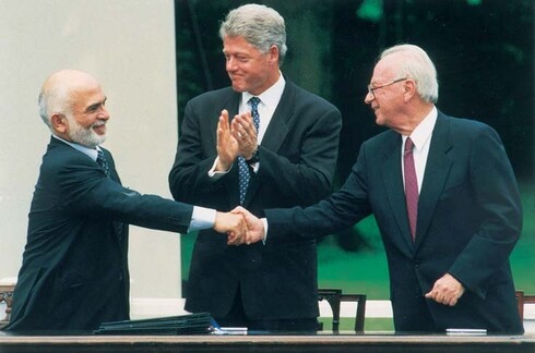 El rey Hussein de Jordania, el presidente estadounidense Bill Clinton y el primer ministro Yitzhak Rabin en la firma del tratado de paz en la Casa Blanca, el 25 de julio de 1994. 