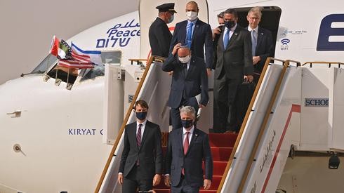 La delegación israelo-estadounidense desciende del avión en Abu Dhabi tras el histórico vuelo.