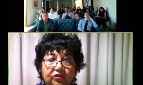 Dora Barrancos, durante la capacitación con el personal de la embajada argentina en Israel. 