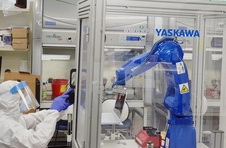 El brazo robótico Yaskawa para pruebas de  COVID-19. 