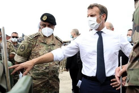 El presidente francés, Emanuel Macron, en el puerto de Beirut, junto a los miembros del ejército libanés convocados para la reconstrucción. 