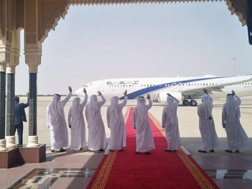 La delegación de Emiratos Árabes Unidos despide al avión de El Al que despega de Abu Dhabi hacia Israel. 