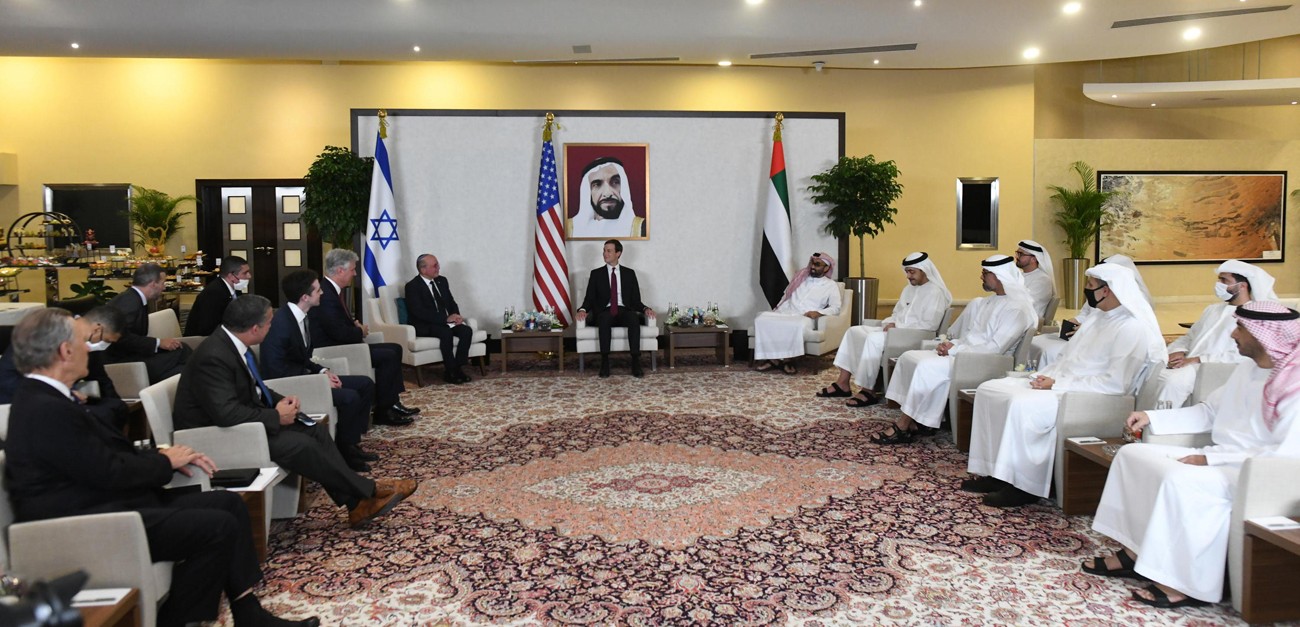 Un momento de la reunión entre las delegaciones de Emiratos Árabes Unidos e Israel, con la participación del asesor principal de Donald Trump, Jared Kushner. 
