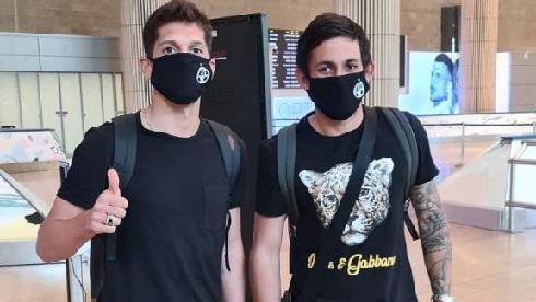 Los dos jugadores argentinos recién aterrizados en Israel. 