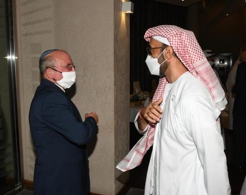 El jefe del Consejo de Seguridad de Israel, Meir BenShabbat, con un funcionario emiratí durante la histórica visita de una delegación israelí al país árabe hace dos semanas. 