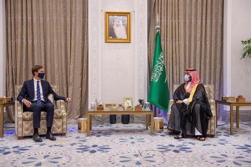 Jared Kushner y el príncipe heredero saudita, Mohammed bin Salman, en Riad. 