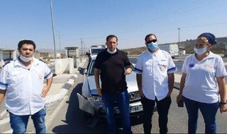 Tzufyia Tene y el resto de los paramédicos que asistieron a los heridos en el ataque, con Yossi Dagan, jefe del Consejo Regional Samaria.