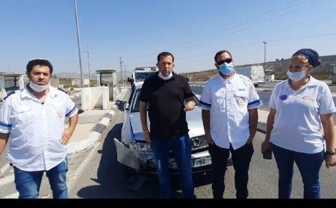 Tzufyia Tene y el resto de los paramédicos que asistieron a los heridos en el ataque, con Yossi Dagan, jefe del Consejo Regional Samaria.