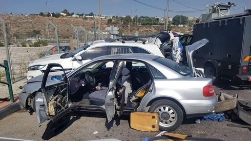 Auto del terrorista palestino tras el ataque.
