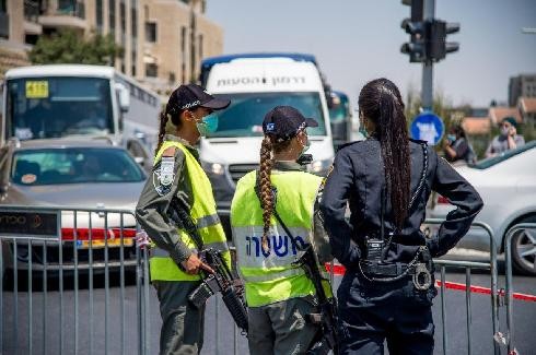 Policía durante un cierre general por coronavirus en Jerusalem. 