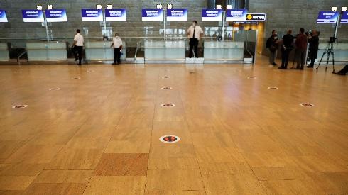El aeropuerto Ben Gurión, casi vacío; con las marcas de distanciamiento social en el piso. 