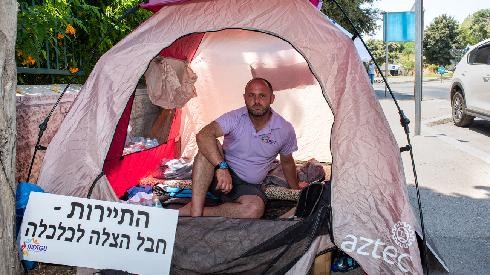 Un guía turístico israelí protesta por la falta de apoyo a los profesionales de la industria del turismo durante la pamdemia. 