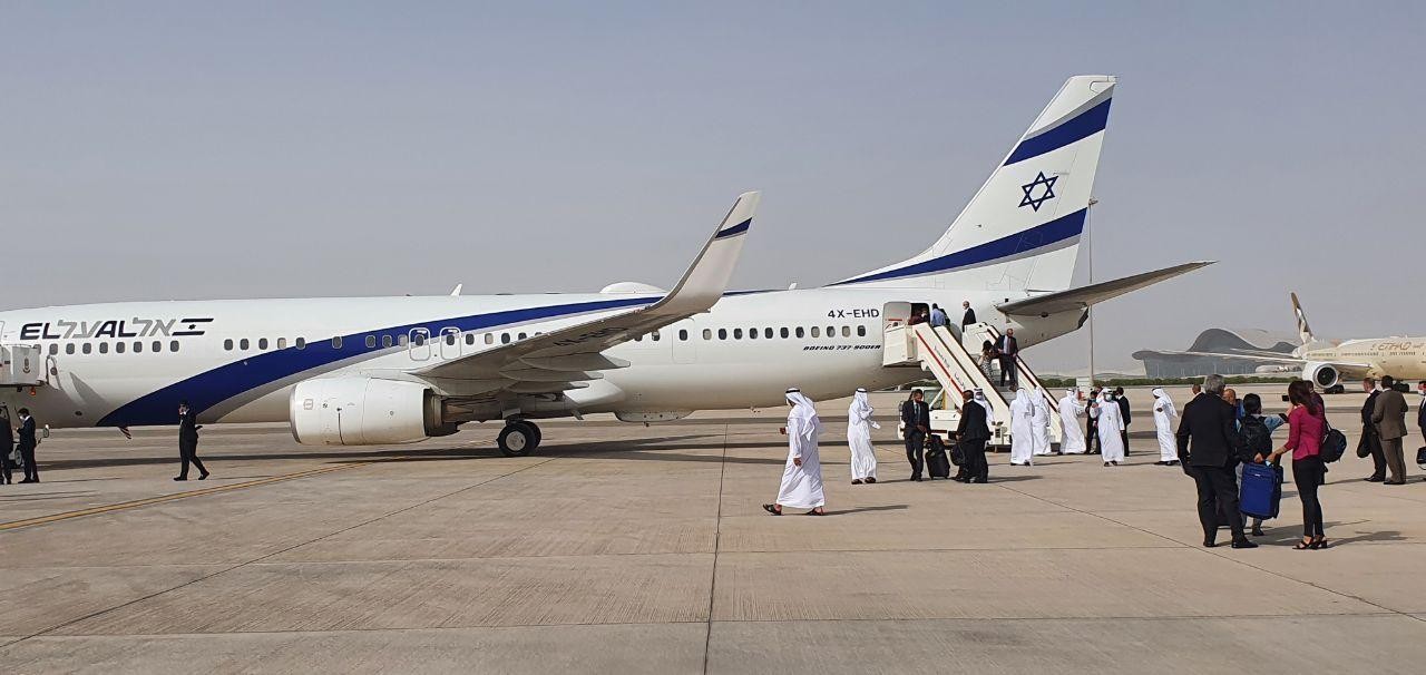 El avión El Al en la pista de Abu Dhabi el lunes. 