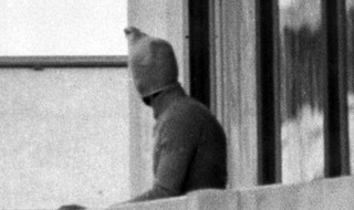 Uno de los terroristas que participó en la masacre se asoma al balcón donde permanecía la delegación israelí. 