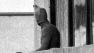 Uno de los terroristas que participó en la masacre se asoma al balcón donde permanecía la delegación israelí. 