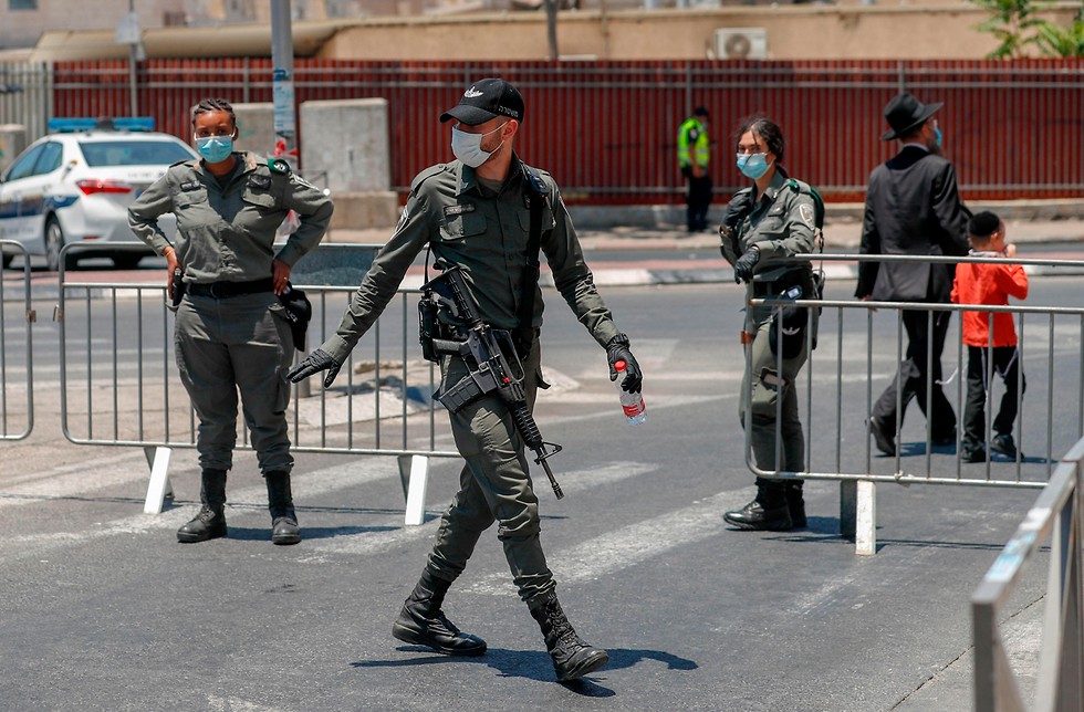 Policía durante un encierro por COVID-19 en Jerusalem.