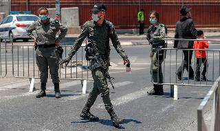 Policía durante un encierro por COVID-19 en Jerusalem.