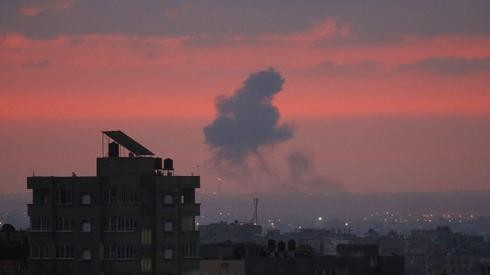 Un ataque aéreo de las FDI (Fuerzas de Defensa de Israel) en la ciudad de Khan Yunis en Gaza como respuesta al lanzamiento de cohetes.