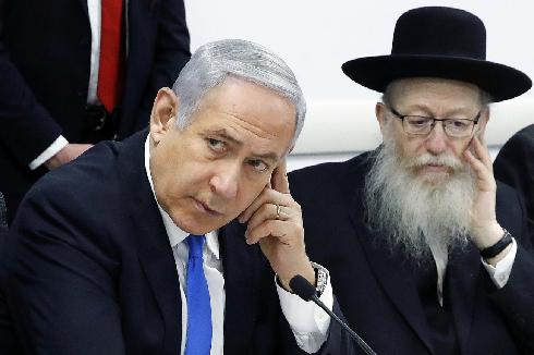 El primer ministro, Benjamín Netanyahu, junto con el parlamentario ortodoxo Yaakov Litzman. 
