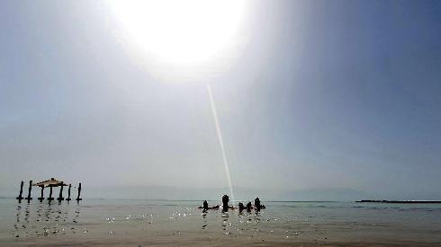 Israelíes se refrescan en el Mar Muerto durante la ola de calor. 