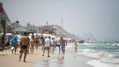 Playas de Israel concurridas por la ola de calor. 