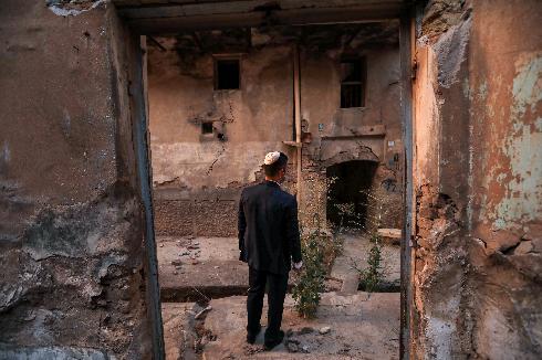 Un hombre judío iraquí se para sobre las ruinas de una antigua sinagoga en Erbil. 