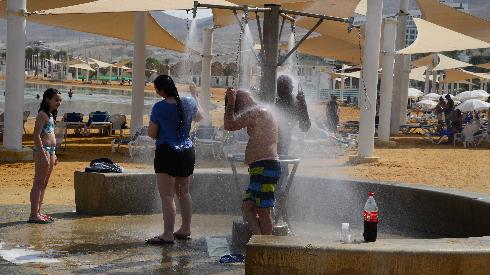 Israelíes intentan refrescarse en las playas. 