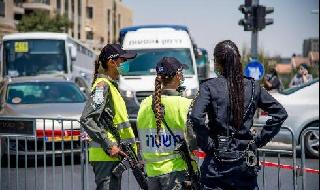 La policía de Jerusalem controla el cumplimiento de los cierres establecidos. 