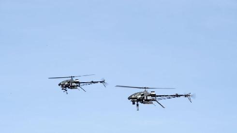 Los helicópteros pueden trasladar cargas más pesadas que los drones. 
