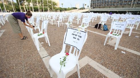 Instalación en protesta: "Los muertos del coronavirus no se sentarán aquí". 