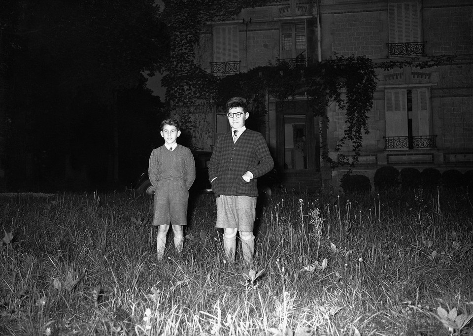Foto fechada el 28 de junio de 1953: Gérald y Robert Finaly, de 10 y 12 años, en el pueblo de Saint-Léonard, Francia, después de llegar de España, donde habían estado escondidos. 