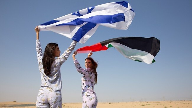 Las modelos elevan las banderas de Israel y Emiratos.