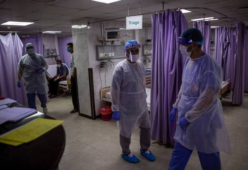 Médicos palestinos tratando pacientes en el hospital al-Quds en Gaza.
