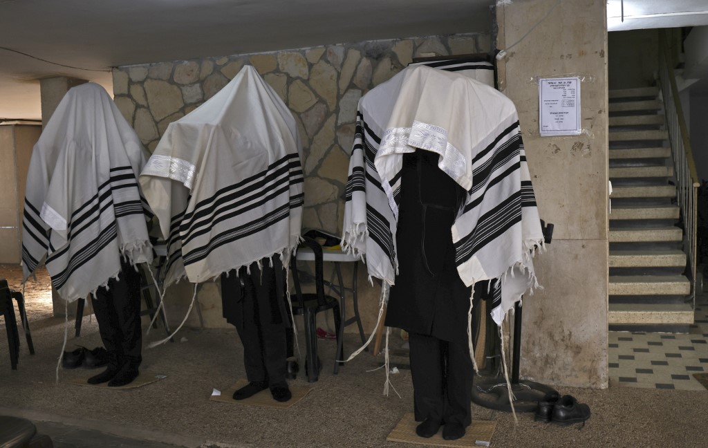 Ortodoxos rezando fuera de una sinagoga en Bnei Brak.
