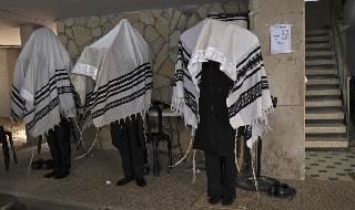 Ortodoxos rezando fuera de una sinagoga en Bnei Brak.