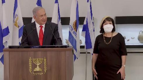 Netanyahu junto a Aliza Bloch, alcaldesa de Beit Shemesh, minutos antes de que comience a regir el toque de queda en "localidades rojas" de Israel. 
