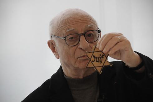 El sobreviviente del Holocausto Victor Perahia muestra la estrella amarilla que usaban los judíos en áreas ocupadas por los nazis.