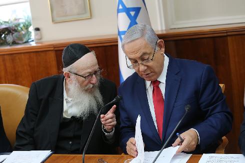 O primeiro-ministro Netanyahu está em desacordo com políticos ultraortodoxos. (Alex Kolomvisky) O gabinete israelense decidiu fechamento total.
