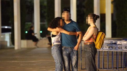 Jóvenes socializando en Tel Aviv sin máscaras de protección ni distanciamiento social. 