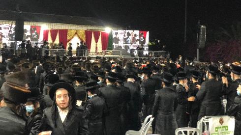 Una multitud de ultraortodoxos ignora las directivas de distanciamiento social durante una boda en Rehovot.