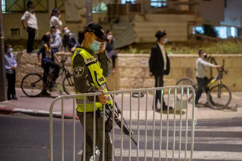 Puesto de control policial en Beit Shemesh durante el bloqueo para evitar la propagación del virus. 