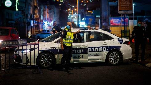 La policía controla una de las entradas a Nazaret. 