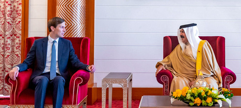 Jared Kushner con el rey de Bahrein, Hamad bin Isa Al Khalifa, durante una reunión el año pasado. (Foto: AFP) Asesor presidencial de Estados Unidos Jared Kushner con el rey de Bairén Hamad bin Isa Al Khalif.