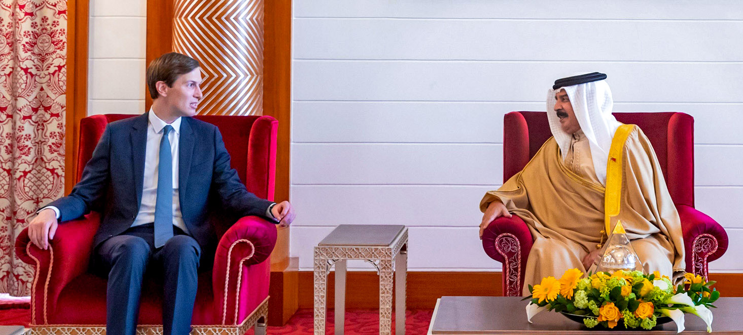 Asesor presidencial de Estados Unidos Jared Kushner con el rey de Bairén Hamad bin Isa Al Khalif. 