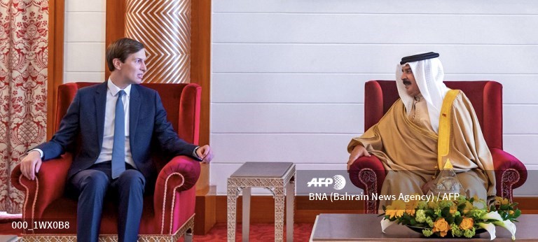 Asesor presidencial de Estados Unidos Jared Kushner con el rey de Bairén Hamad bin Isa Al Khalif. 
