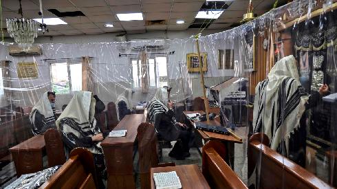Una sinagoga en Bnei Brak que cumple con las directivas sanitarias por el coronavirus. 