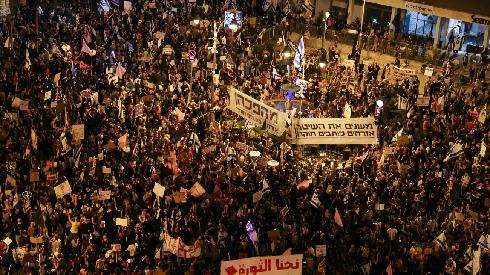 Miles protestaron contra Netanyahu en Jerusalem el sábado por noche. 