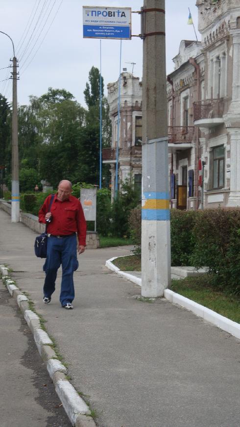 Hace una década, dos hermanos israelíes se conmocionaron al ver de qué estaban hechas las veredas de una calle de Bouslav, en Ucrania.