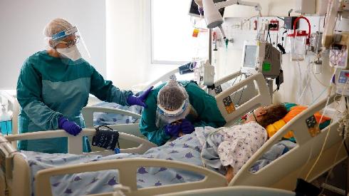 Un miembro de la familia visita a un paciente crítico en el hospital Ichilov de Tel Aviv. 