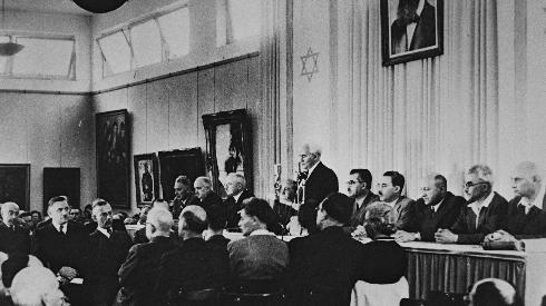 David Ben Gurion declara el establecimiento del estado de Israel en 1948. 